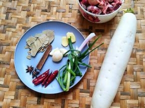 准备各种配料，如图