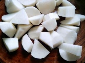 白萝卜削皮滚刀切块，别切太小