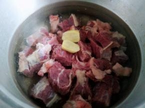 牛腩洗干净放锅里加水加入姜片
