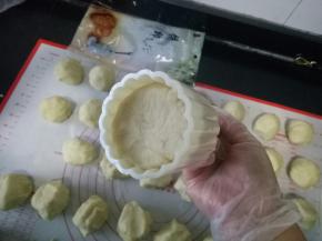 取一个绿豆糕放入如意坊的月饼模具中