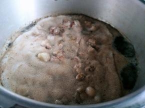 煮开，煮出些脏东西，看，是不是很脏