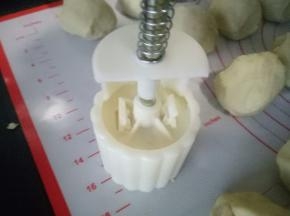 轻轻地压一下，压下去的时候停留3秒