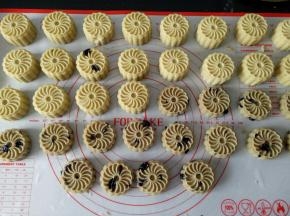 依次将所有的绿豆糕都压好@，还做了一些黑加仑葡萄干口味的（比原味的好吃）还可以做蔓越莓的，抹茶的，巧克力口味的等等