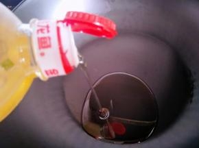 陶瓷锅里放入适量花生油