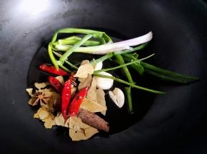 油热放入各种卤料