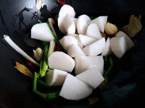 炒香放入白萝卜