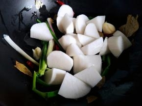 炒香放入白萝卜