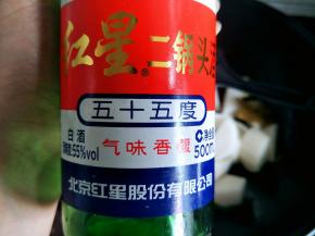 倒入少许白酒，这样肉更好吃，更软