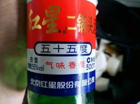 倒入少许白酒，这样肉更好吃，更软