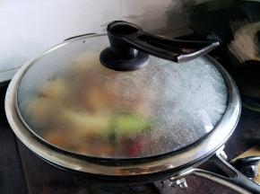 盖锅盖，大火煮开转中小火炖