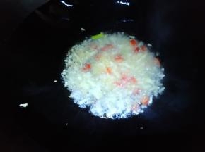 锅里油烧热炒香葱姜蒜，和小米椒。