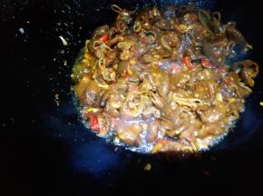 放五香粉，花椒粉，生抽，胡椒粉，料酒翻炒。