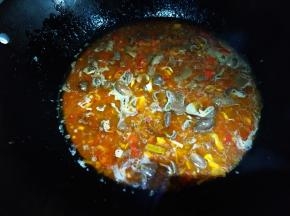 加热水没过肥肠，煮十分钟。