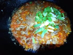 煮好放盐，白糖，葱，鸡精，调味出锅。