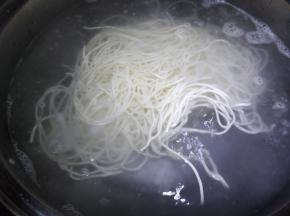 水烧开放少量盐下适量面条。