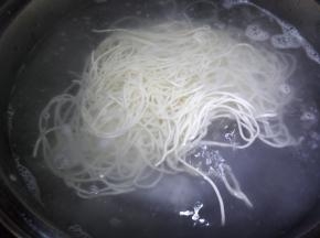 水烧开放少量盐下适量面条。