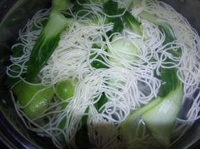 煮至青菜断生 。