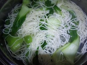 煮至青菜断生 。