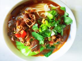 放肥肠和汤汁，再放香菜和葱花，醋和辣椒油调味。