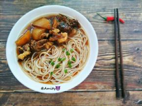 我还煮了些米粉，放一些萝卜牛腩跟汤，一碗美味的牛腩粉也就这样搞定了！超好吃