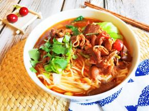 酸辣可口的肥肠面。