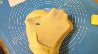 放揉面垫上像洗衣服一样搓啊，揉啊，总之使劲的蹂躏它吧，十几分钟后就可以出膜了