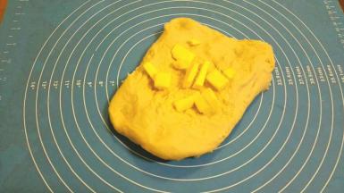 加入软化好的黄油，继续揉搓十几分钟至面团和黄油充分融合