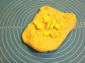 加入软化好的黄油，继续揉搓十几分钟至面团和黄油充分融合