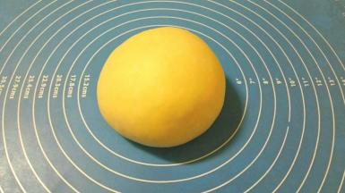 面团揉光滑放盆里盖保鲜膜发酵或者直接在揉面垫上用深一点的盆倒扣发酵