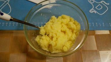 面团发酵期间制作椰蓉馅，黄油隔水软化，加白糖，鸡蛋液，椰蓉，搅拌均匀，盖膜备用