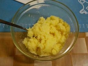 面团发酵期间制作椰蓉馅，黄油隔水软化，加白糖，鸡蛋液，椰蓉，搅拌均匀，盖膜备用