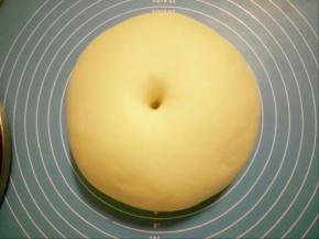 面团发酵至2-2.5倍大，用手指沾干粉，在面团中戳一个洞，洞口不回缩，不塌陷，证明已经发酵完成