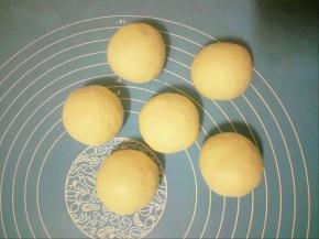 均匀分成六份，揉圆，盖保鲜膜松弛20分钟