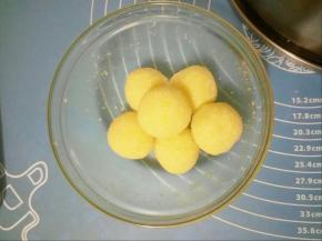 面团松弛期间，将椰蓉陷平均分成六份备用