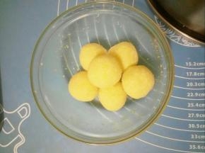 面团松弛期间，将椰蓉陷平均分成六份备用