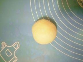 包上椰蓉馅，捏紧收口向下。