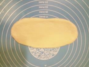 擀成长椭圆形，动作要轻一些，避免把椰蓉挤出来。