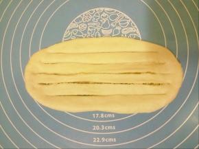 用刀在面团上纵向均匀切5刀，切透，两头不要切断。