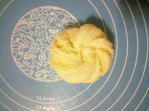 两头向中间盘起，打个结，一头转过来压到下面，另一头从转到面团底部，从中间孔里掏上来一点。