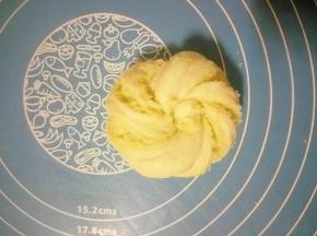 两头向中间盘起，打个结，一头转过来压到下面，另一头从转到面团底部，从中间孔里掏上来一点。