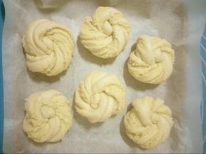 全部做好放入烤盘，中间隔开距离。我的烤箱小，所以有点挤