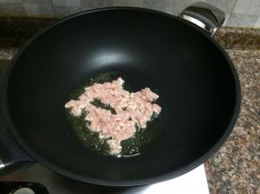 放入瘦肉翻炒变色。