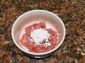 将瘦肉切小丁，加入适量淀粉拌匀备用。