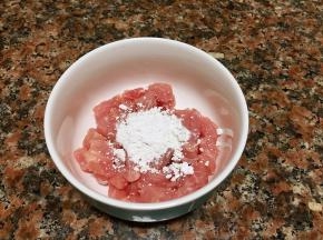 将瘦肉切小丁，加入适量淀粉拌匀备用。