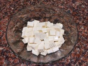 将豆腐切小丁。