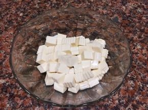 将豆腐切小丁。