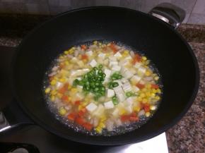 放入豆腐和芦笋，加入盐后煮约1-2分钟。