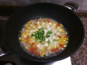 放入豆腐和芦笋，加入盐后煮约1-2分钟。