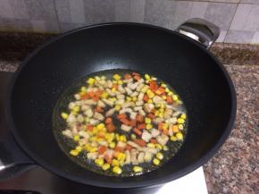 加入一碗清水煮开。