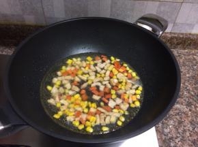 加入一碗清水煮开。